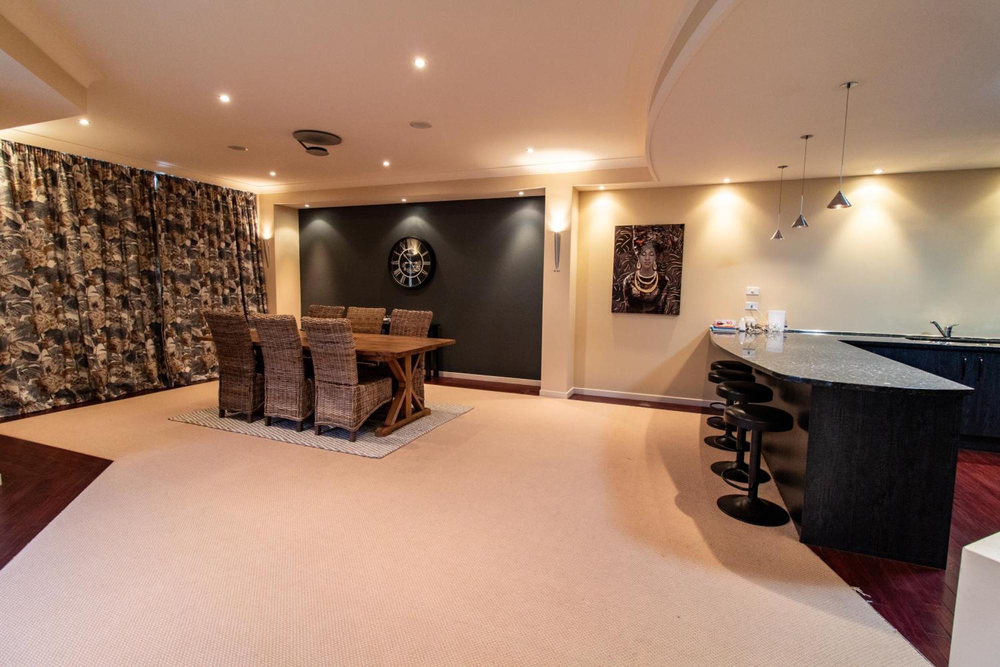 Large Luxury Apartment Located Right In Town 陶波 外观 照片