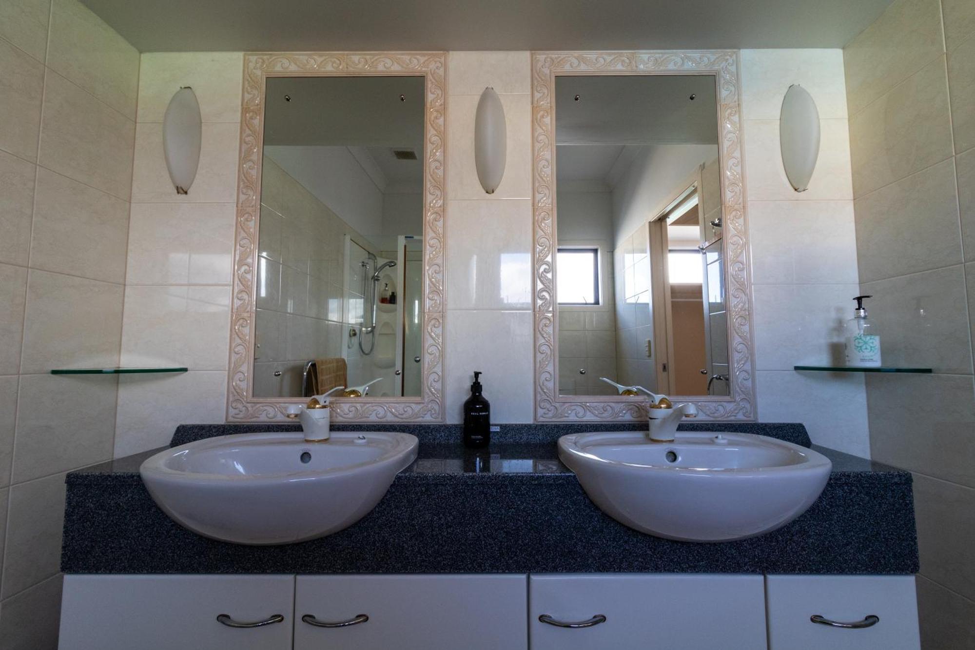 Large Luxury Apartment Located Right In Town 陶波 外观 照片