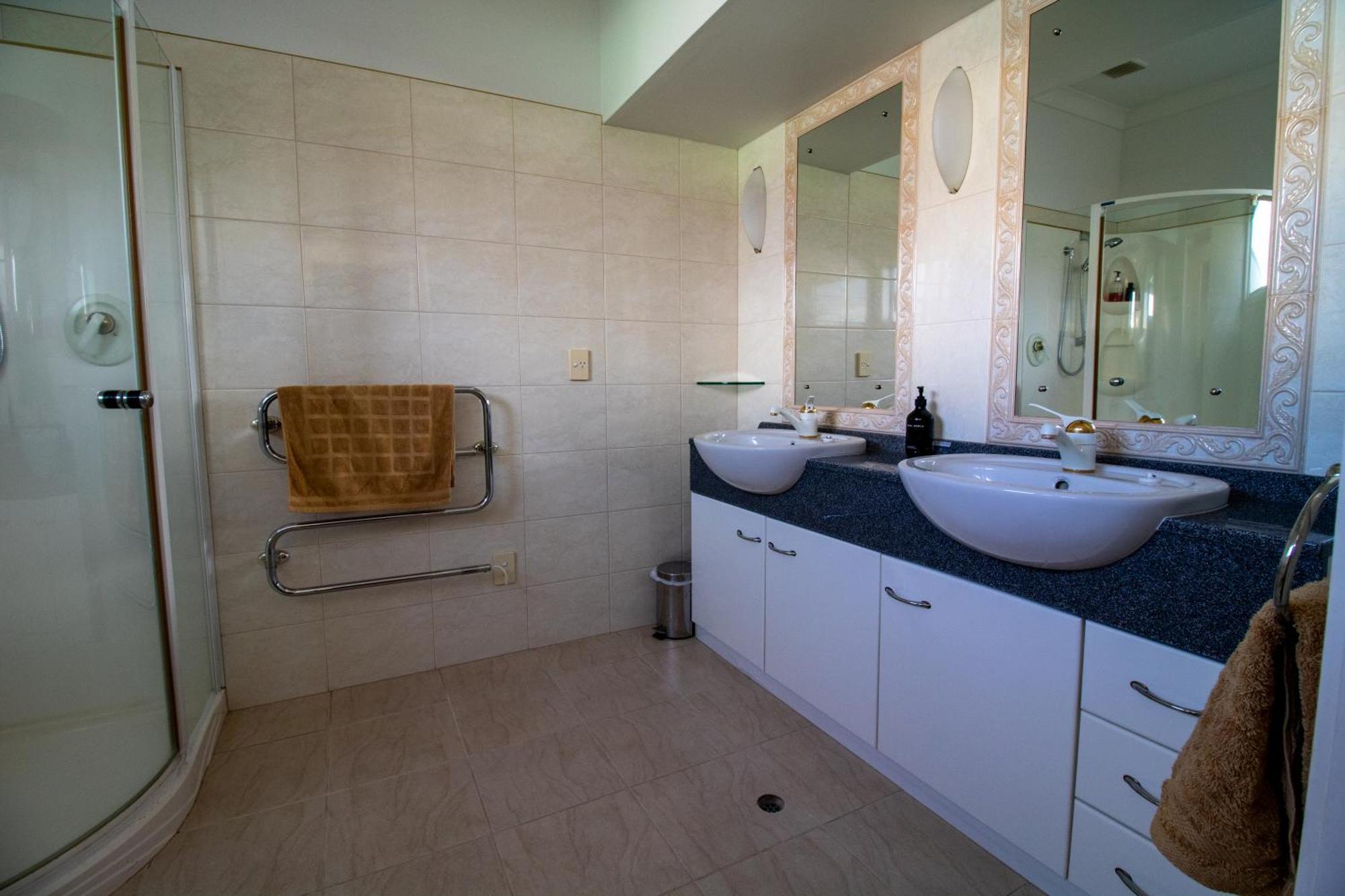 Large Luxury Apartment Located Right In Town 陶波 外观 照片