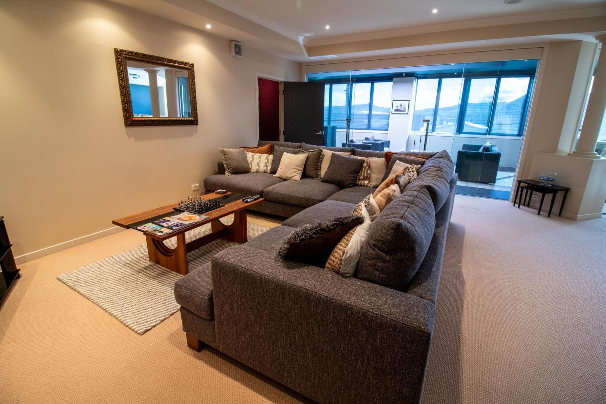 Large Luxury Apartment Located Right In Town 陶波 外观 照片